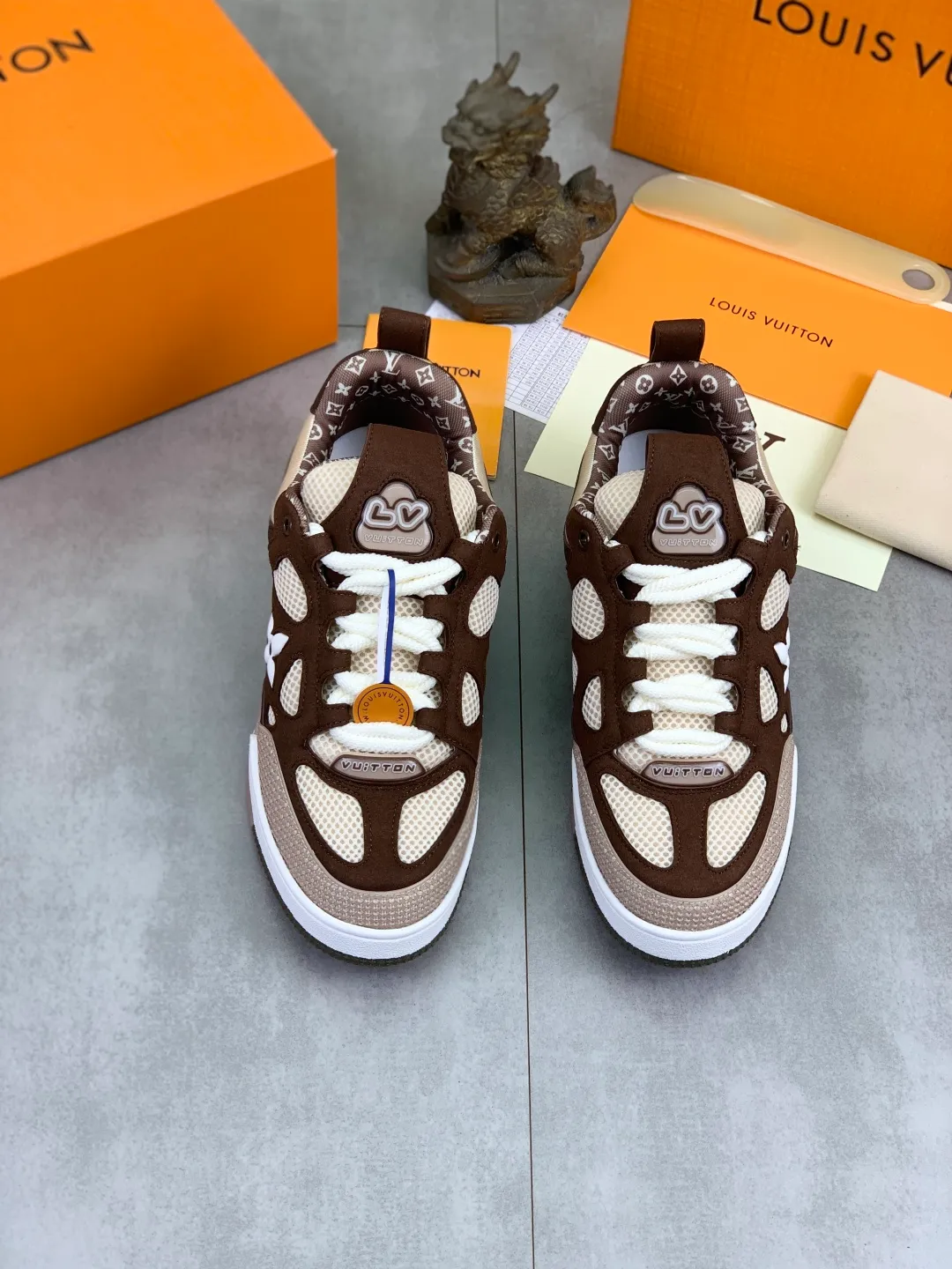 Men's Men's Shoes 💰P660 New The new LV TRAINER series of sneakers are on sale. This LV Trainer sneaker reinterprets Virgil Abloh's classics with nubuck and grained cow leather, and is decorated with Monogram flowers on the rubber outsole of the same color. A deformed Monogram flower occupies the sides, contrasting with the asymmetric Louis and Vuitton logos at the rear. The original version was designed by Virgil Abloh and was inspired by vintage basketball shoes. Featuring LV monograms on the tongue and upper, a scripted Louis Vuitton logo on the sides and a #54 logo on the rear, the rubber outsole features Monogram flowers and continues the comfort of an innovative gel outsole. Comes with original drawer box and complete packaging! Color: 3️⃣colors available
